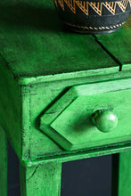 Load image into Gallery viewer, Black Chalk Paint® Wax will give a cool, dark finish to your paintwork, bringing out texture in brushwork and mouldings, as well as darkening and enriching colours. Use it with clear Chalk Paint® Wax to seal and protect furniture and walls painted with Chalk Paint® decorative paint.