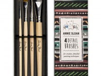 Load image into Gallery viewer, Annie Sloan’s Detail Brush set is designed to bring a no-fuss approach to mark-making and decorative paint effects. Ideal for painting fine details and dynamic shapes using Chalk Paint® and Gilding Waxes, the four brushes give great control, amazing precision and ensure an even spread of colour thanks to their soft, durable bristles.  One set comes with four brushes, Small Round, Small Flat, Large Round and Large Flat.