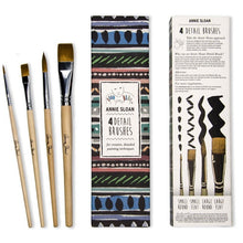 Load image into Gallery viewer, Annie Sloan’s Detail Brush set is designed to bring a no-fuss approach to mark-making and decorative paint effects. Ideal for painting fine details and dynamic shapes using Chalk Paint® and Gilding Waxes, the four brushes give great control, amazing precision and ensure an even spread of colour thanks to their soft, durable bristles.  One set comes with four brushes, Small Round, Small Flat, Large Round and Large Flat.