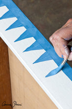 Load image into Gallery viewer, Annie Sloan’s Detail Brush set is designed to bring a no-fuss approach to mark-making and decorative paint effects. Ideal for painting fine details and dynamic shapes using Chalk Paint® and Gilding Waxes, the four brushes give great control, amazing precision and ensure an even spread of colour thanks to their soft, durable bristles.  One set comes with four brushes, Small Round, Small Flat, Large Round and Large Flat.