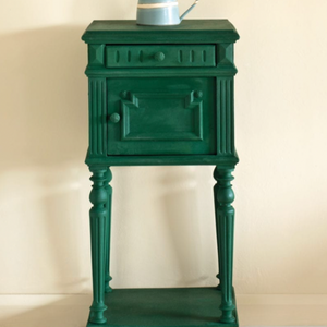 This strong, deep green takes inspiration from the painted shutters and doors of Amsterdam. 1 litre is enough to cover approximately 13 square metres (140 square feet). Please note that paint colours will vary depending on screen settings. We cannot guarantee that paint colours will exactly match the colour you see on screen.