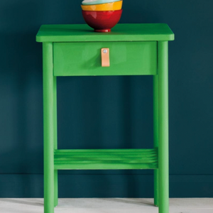 The neoclassical palette included this bright green, sometimes pure and sometimes lightened with white.1 litre is enough to cover approximately 13 square metres (140 square feet). After painting, seal indoor furniture with Chalk Paint® Wax. On floors, seal with Chalk Paint® Lacquer. Take a look at Annie Sloan's Tips & Techniques page for more information and to help you get started. Available in 120ml (4 oz) and 1 litre tins.