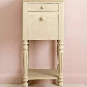 This is a universally popular, relaxing, traditionally rustic green that painters will be familiar with from exterior work on French chateaus and Cotswold villages. It’s a grey-green encompassing qualities of both; the simplicity of grey and the tranquillity of green to give a shade that is easy to use. Also perfect in grand millennial scenes alongside other pastels. This shade has been developed to match a colour mix of Chalk Paint® in Chateau Grey and Old White.