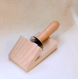 pening oysters has never been easier than with this Oyster opening set. Use the shell knife to pry open the oyster, while the oyster rests safely on the wooden board.