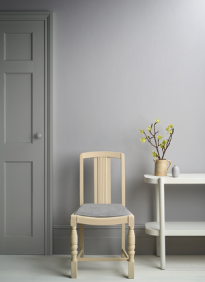 Annie Sloan Satin Paint in Chicago Grey is a chic contemporary grey. The blue undertones give this classic grey a crisp, architectural edge. It will work especially well on skirtings and millwork to give a clean, modern and directional feel to a space.