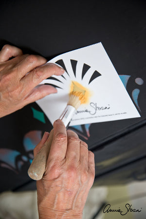 Annie Sloan’s pure bristle Stencil Brush is made in Italy and finished with a wooden handle. It’s ideal for stippling and the perfect complement to the Annie Sloan Stencil collection.
