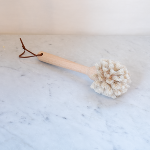 Soft bristled dish brush with a small leather strap to hang the brush. Excellent for all of your dishwashing needs!