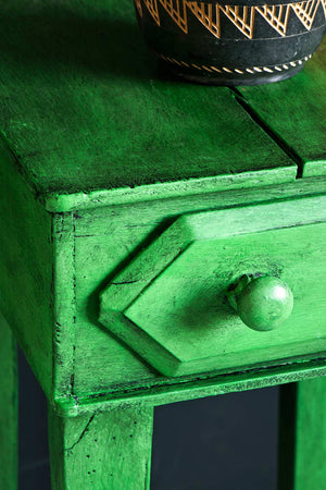 Black Chalk Paint® Wax will give a cool, dark finish to your paintwork, bringing out texture in brushwork and mouldings, as well as darkening and enriching colours. Use it with clear Chalk Paint® Wax to seal and protect furniture and walls painted with Chalk Paint® decorative paint.