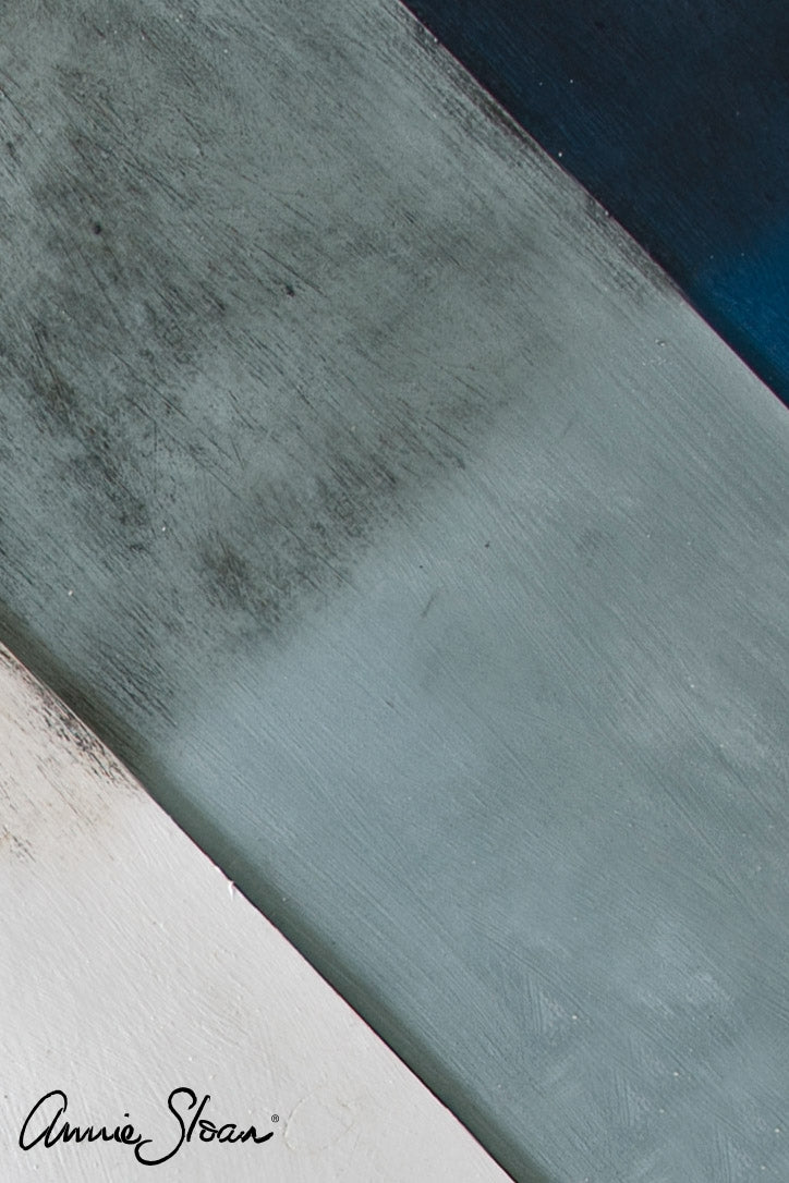 Black Chalk Paint® Wax will give a cool, dark finish to your paintwork, bringing out texture in brushwork and mouldings, as well as darkening and enriching colours. Use it with clear Chalk Paint® Wax to seal and protect furniture and walls painted with Chalk Paint® decorative paint.