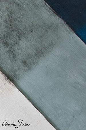 Black Chalk Paint® Wax will give a cool, dark finish to your paintwork, bringing out texture in brushwork and mouldings, as well as darkening and enriching colours. Use it with clear Chalk Paint® Wax to seal and protect furniture and walls painted with Chalk Paint® decorative paint.