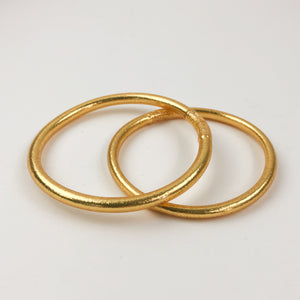 Vinyl bracelet filled with 24 karat gold leaf, sealed with a prayer of protection and sacred oils. Often worn in even numbers, in sets of 3, 5, 7, or 9, for a beautiful statement and to bring good luck.  Kumali jewelry is light, flexible, comfortable, waterproof, and resistant to time. The perfect summer-proof (and shower-proof!) staple.  Internal diameter size:   Small - 5.5 centimeters  Medium - 6.5 centimeters  Large -  7.5 centimeters