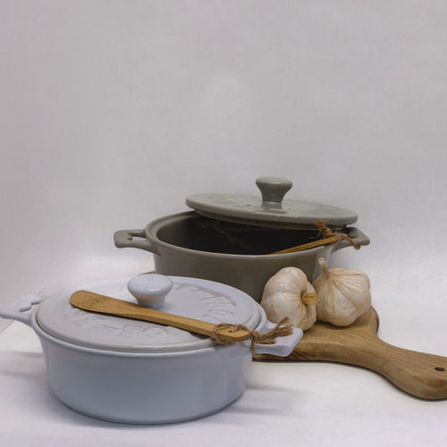 A wonderful Brie Baker, a great gift with a wonderful wood spreader. Available in two colors: white and grey. Dishwasher and oven safe.    7