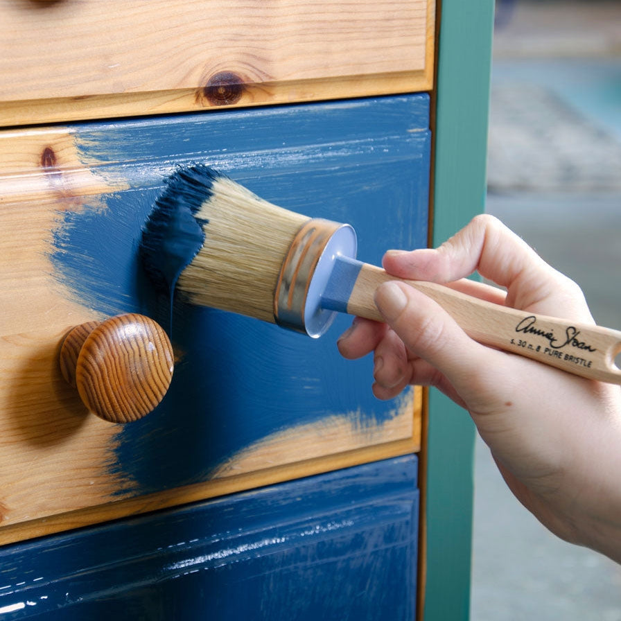Annie Sloan's bristle Chalk Paint® Brushes are perfect for producing a textured, vintage finish. The bristles are strong, yet pliable, and are made of predominantly pure bristle with natural split ends, allowing you to paint expressively. They hold a large amount of paint and can also be used for applying wax.  Available in small (22cm x 4.5cm), medium (25cm x 5cm) and large (26.5cm x 6.5cm).