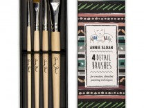 Load image into Gallery viewer, Annie Sloan’s Detail Brush set is designed to bring a no-fuss approach to mark-making and decorative paint effects. Ideal for painting fine details and dynamic shapes using Chalk Paint® and Gilding Waxes, the four brushes give great control, amazing precision and ensure an even spread of colour thanks to their soft, durable bristles.  One set comes with four brushes, Small Round, Small Flat, Large Round and Large Flat. 
