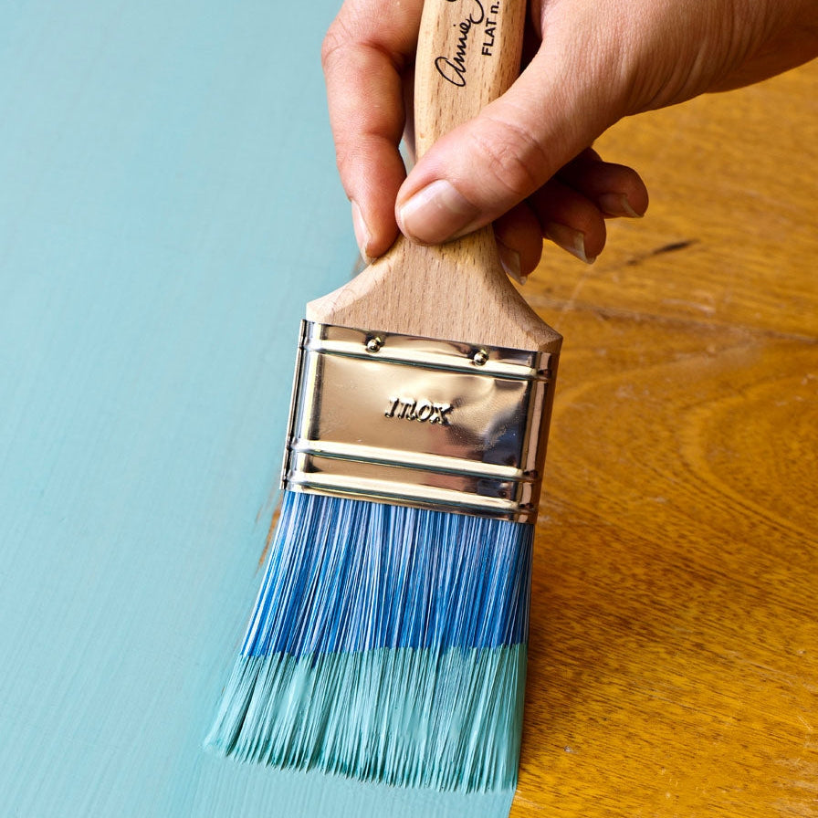 Annie Sloan's Flat Brushes feature advanced synthetic fibres, in a vibrant blue, which help to produce a smooth, contemporary finish. The Brushes are designed to take a large amount of paint and to apply the paint evenly, minimising brush marks.  Available in small (23cm x 3cm) and large (26cm x 6cm).