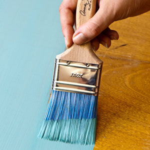 Annie Sloan's Flat Brushes feature advanced synthetic fibres, in a vibrant blue, which help to produce a smooth, contemporary finish. The Brushes are designed to take a large amount of paint and to apply the paint evenly, minimising brush marks.  Available in small (23cm x 3cm) and large (26cm x 6cm).
