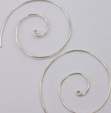 Load image into Gallery viewer, Swirl Hoop Earring
